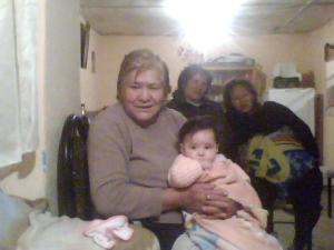 Brianna Nayaraq con su bisabuela